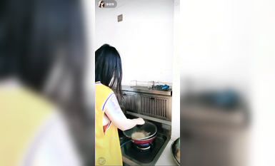 最新《瘋狂抖音》外篇之《抖音擦邊2》顏值主播各顯神通 閃現走光 刷邊尿尿熱舞 扣逼漏奶 (156)