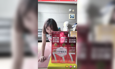 最新《瘋狂抖音》外篇之《抖音擦邊2》顏值主播各顯神通 閃現走光 刷邊尿尿熱舞 扣逼漏奶 (111)