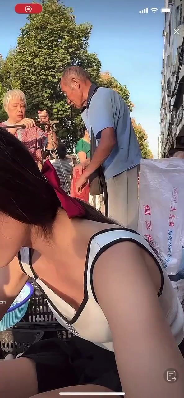 最新《瘋狂抖音》外篇之《抖音擦邊2》顏值主播各顯神通 閃現走光 刷邊尿尿熱舞 扣逼漏奶 (88)