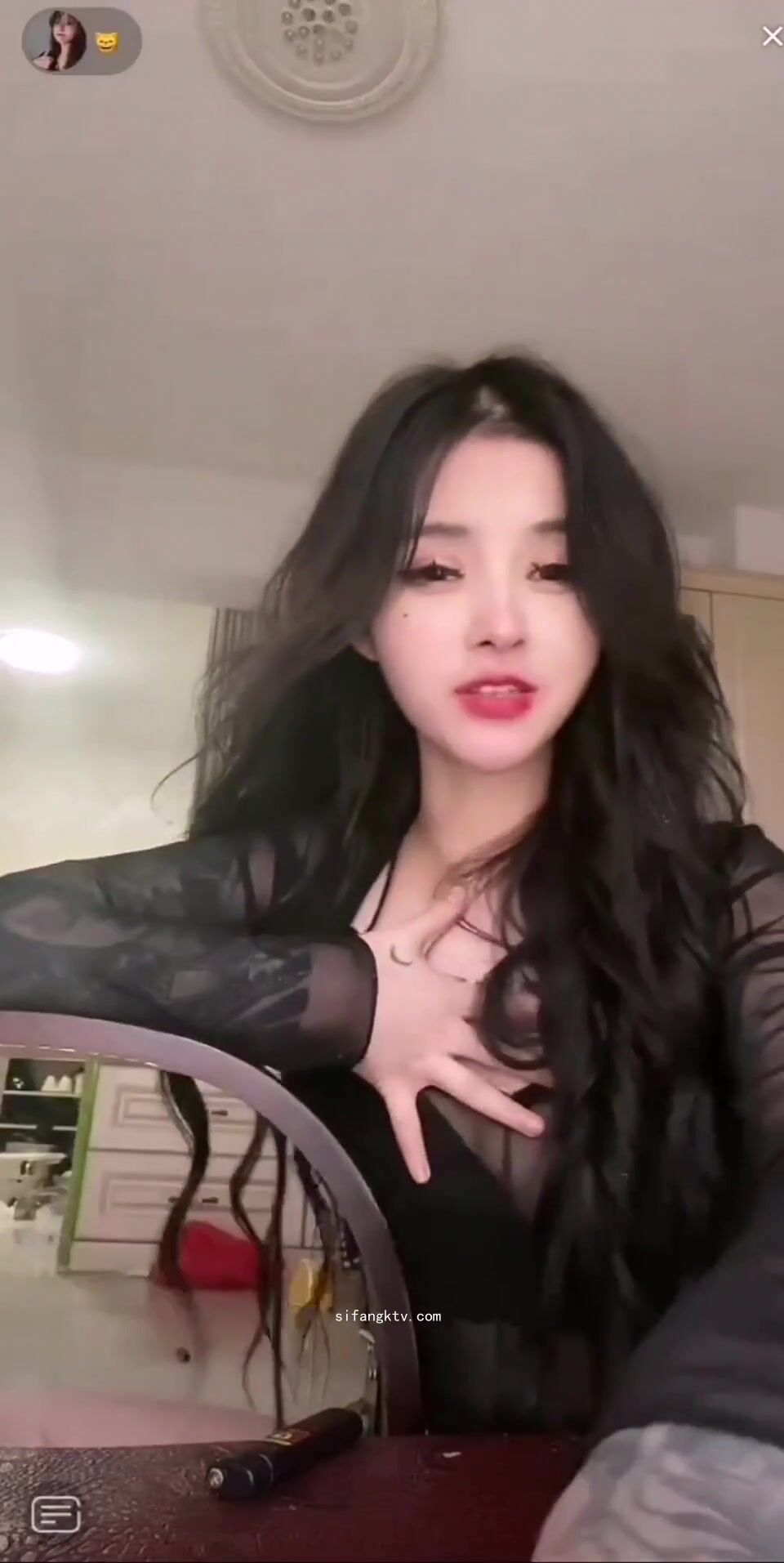 最新《瘋狂抖音》外篇之《抖音擦邊2》顏值主播各顯神通 閃現走光 刷邊尿尿熱舞 扣逼漏奶 (141)