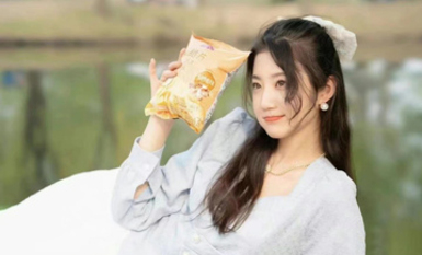 神仙顏值的女大學生，在金主面前就是騷浪母狗，被各種調教玩弄爆操，妹子很主動乘騎，這顏值和身材簡直了 (1)