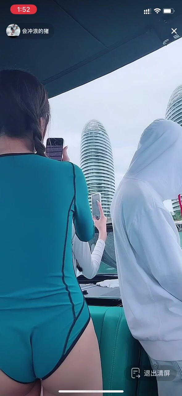 最新《瘋狂抖音》外篇之『三亞美女2』極品三亞外圍美女大秀身材 作死大尺度 摳B揉乳擠奶 (5)