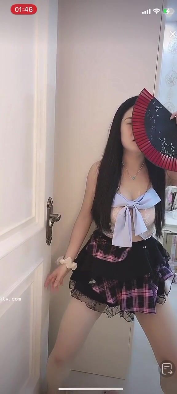 最新《瘋狂抖音》外篇之《抖音擦邊4》顏值主播各顯神通 閃現走光 刷邊瘋狂作死 扣逼漏奶 (88)