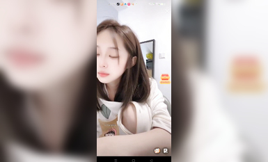 最新《瘋狂抖音》外篇之《抖音擦邊4》顏值主播各顯神通 閃現走光 刷邊瘋狂作死 扣逼漏奶 (126)