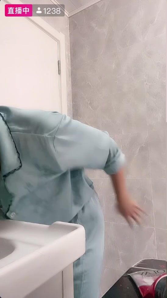 最新《瘋狂抖音》外篇之『三亞美女2』極品三亞外圍美女大秀身材 作死大尺度 摳B揉乳擠奶 (125)