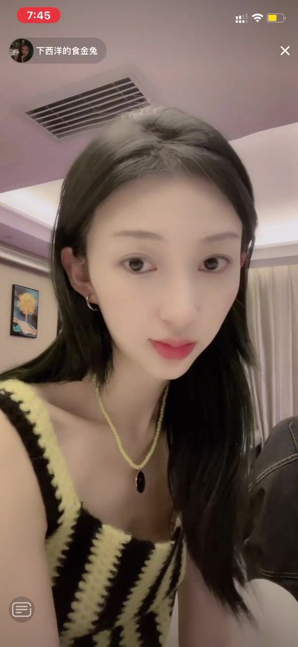 最新《瘋狂抖音》外篇之『三亞美女2』極品三亞外圍美女大秀身材 作死大尺度 摳B揉乳擠奶 (135)