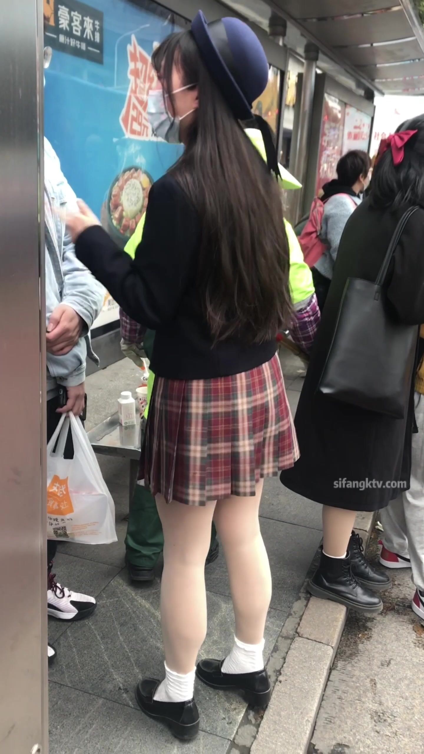 稀缺學妹專場 專業抄底靚麗學生妹JK制服 掀裙開閃光燈強抄 看的心驚肉跳太刺激 超清4K原版 (10)