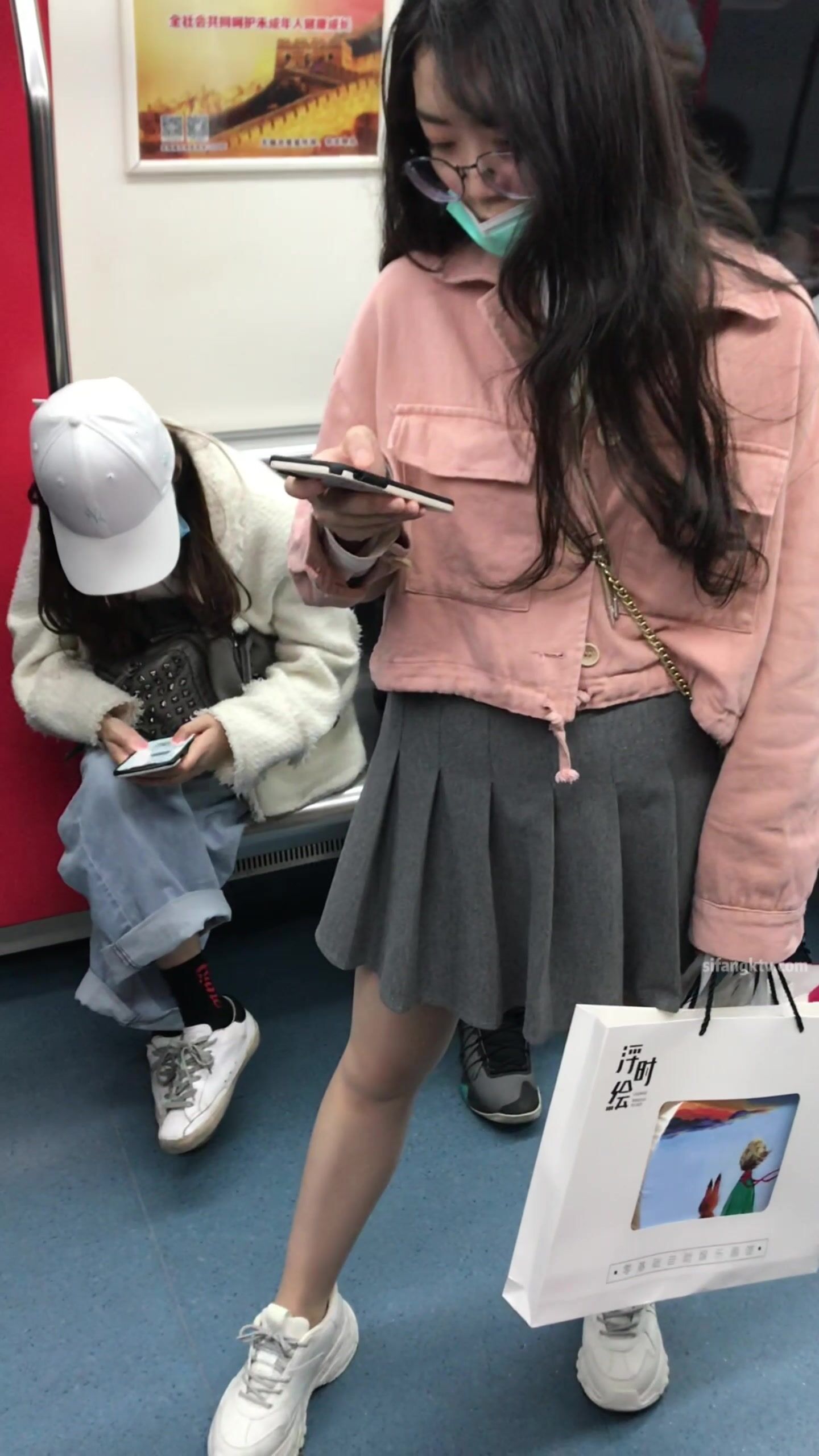 學生妹 抄底 稀缺學妹專場專業抄底靚麗學生妹JK制服掀裙開閃光燈強抄看的心驚肉跳太刺激超清4K原版(42)